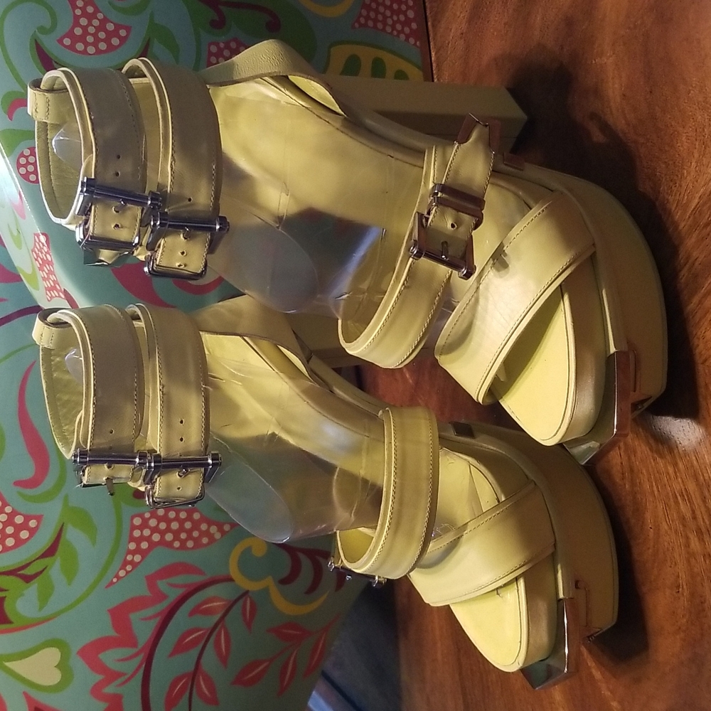PRICE REDUCTION!!!  VERSACE CHROME/LEATHER PLATFORM HEELS - Size 9 (Fits Size 8) - Picture 3 of 8